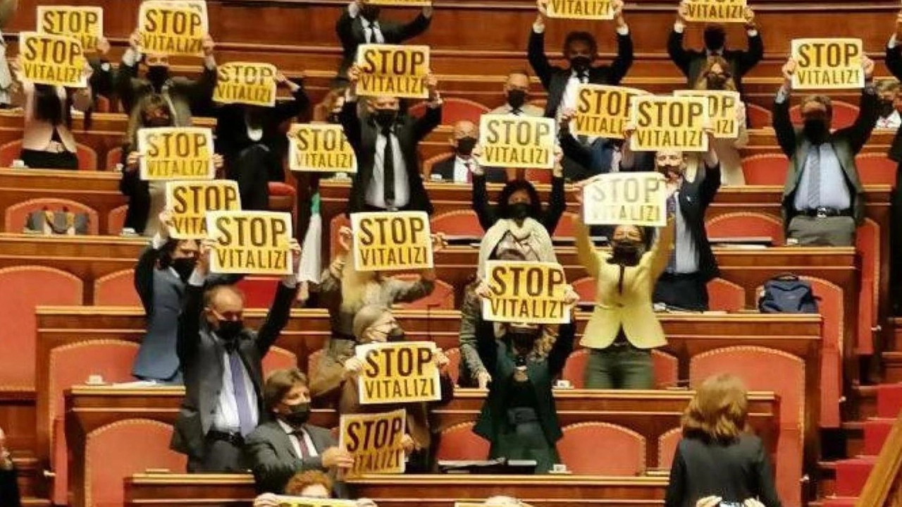 Una manifestazione dei 5 Stelle in Senato contro i vitalizi