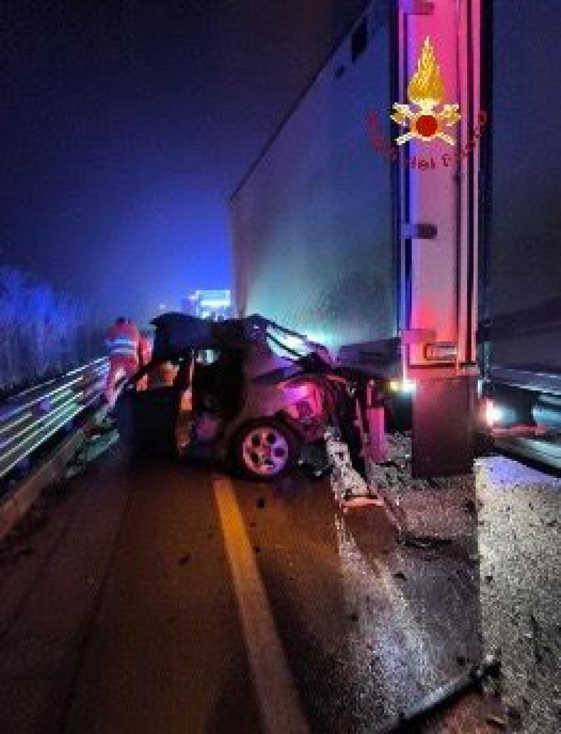 Canosa di Puglia, auto contro un tir: morti due ragazzi di 25 e 21 anni