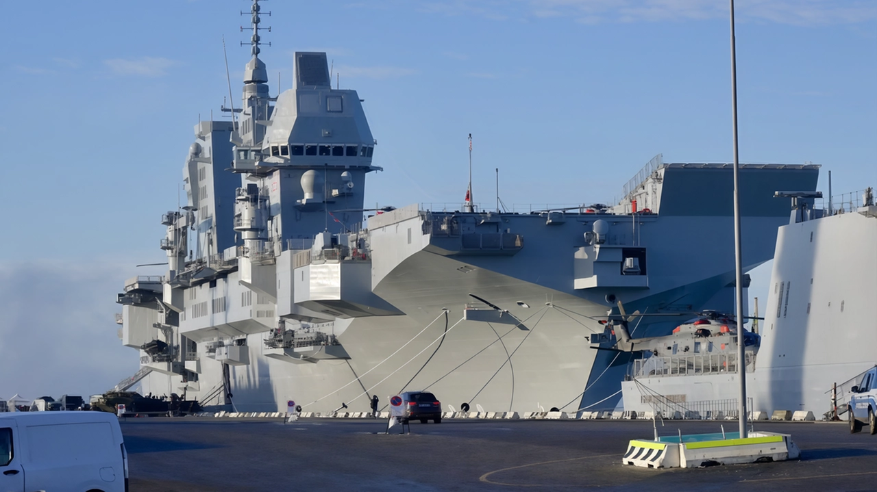 Nave Trieste, simbolo dell'ingegneria italiana, entra nella Marina Militare. Cerimonia a Livorno con Mattarella e Crosetto.