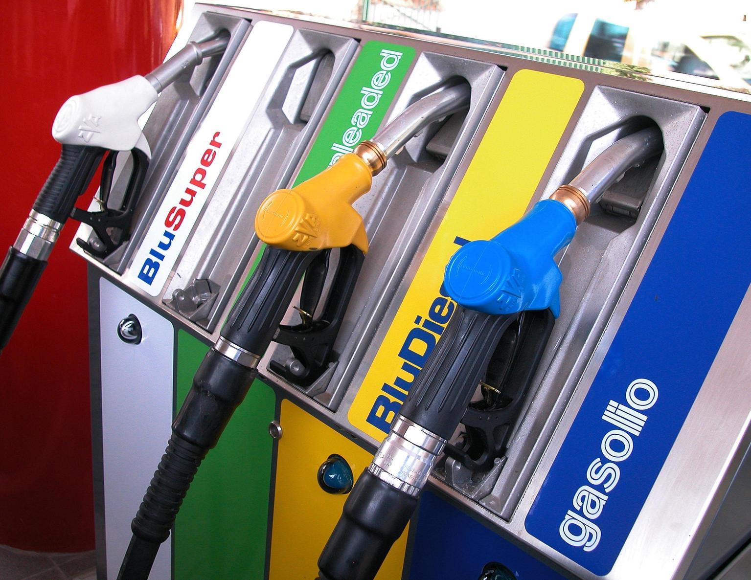 Prezzi benzina e gasolio in calo: la tendenza continua dopo il picco di gennaio