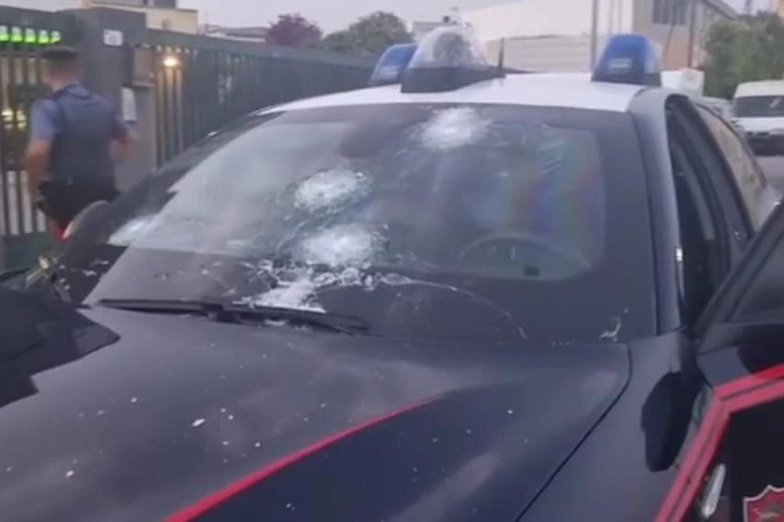 Assalto armato a Sassari, l'auto dei carabinieri crivellata di colpi