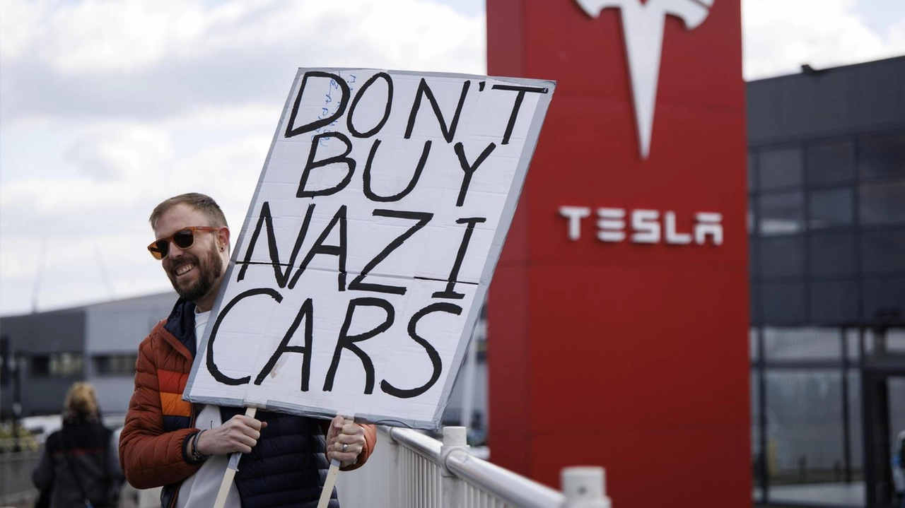 Le azioni Tesla crollano del 40% mentre Musk rassicura i dipendenti. Trump organizza una parata per promuovere il marchio.