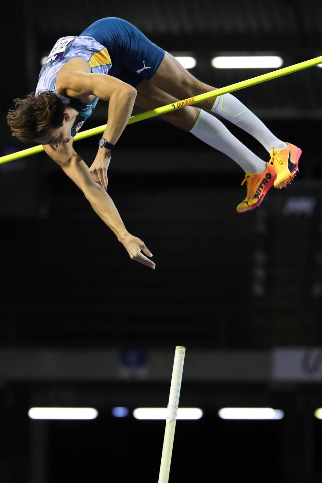 Armand Duplantis stabilisce nuovo record mondiale di salto con l'asta a Clermont-Ferrand