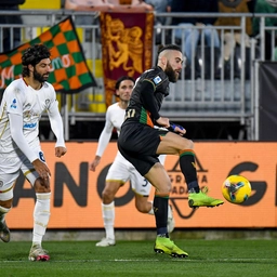 Venezia-Cagliari 2-1, Zampano e Sverko fanno respirare Di Francesco