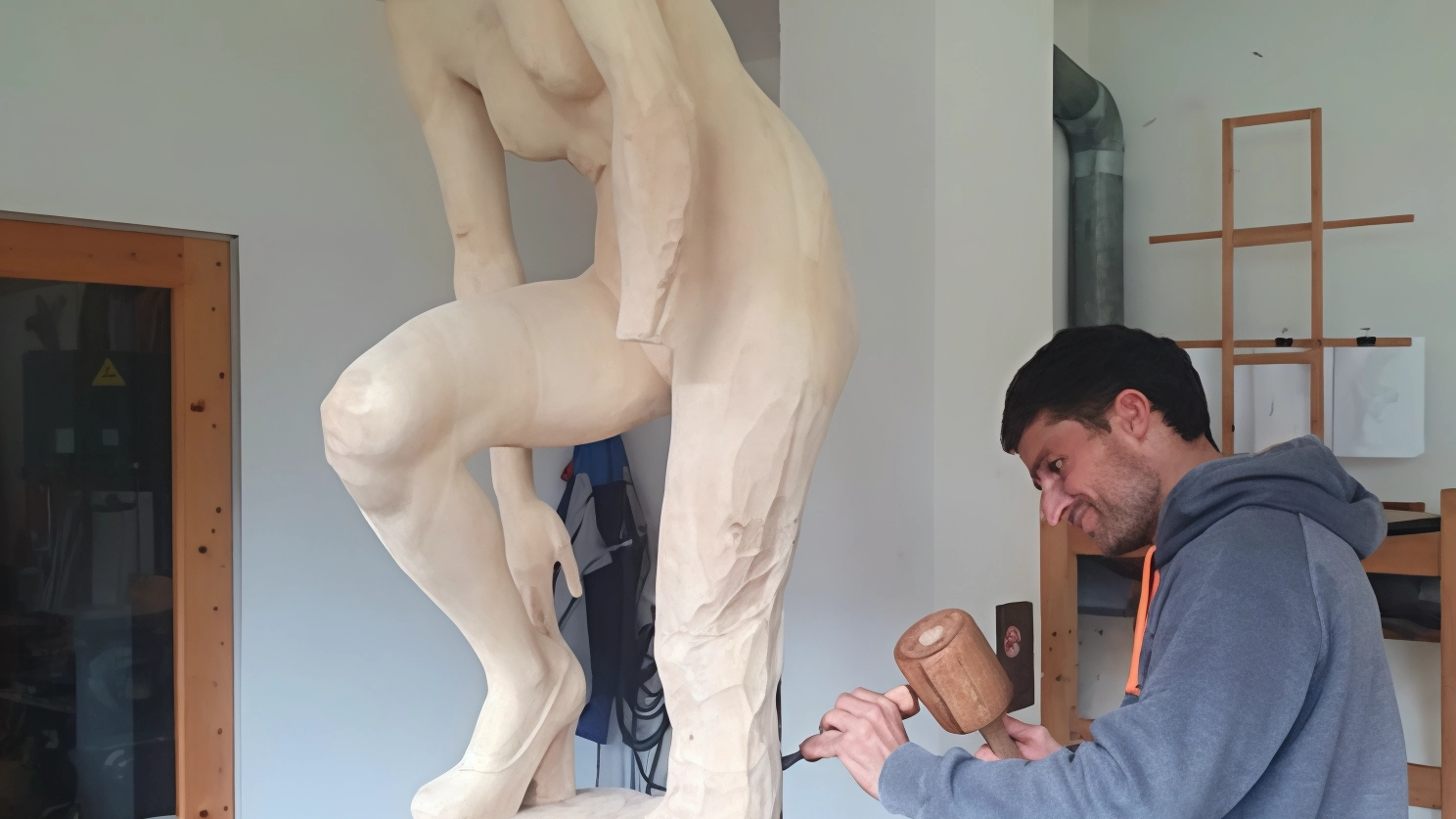 La Val Gardena e la sua tradizione artistica: il maestro scultore Matthias Kostner e l'importanza di Unika e Art52 nell'ambito dell'artigianato locale.