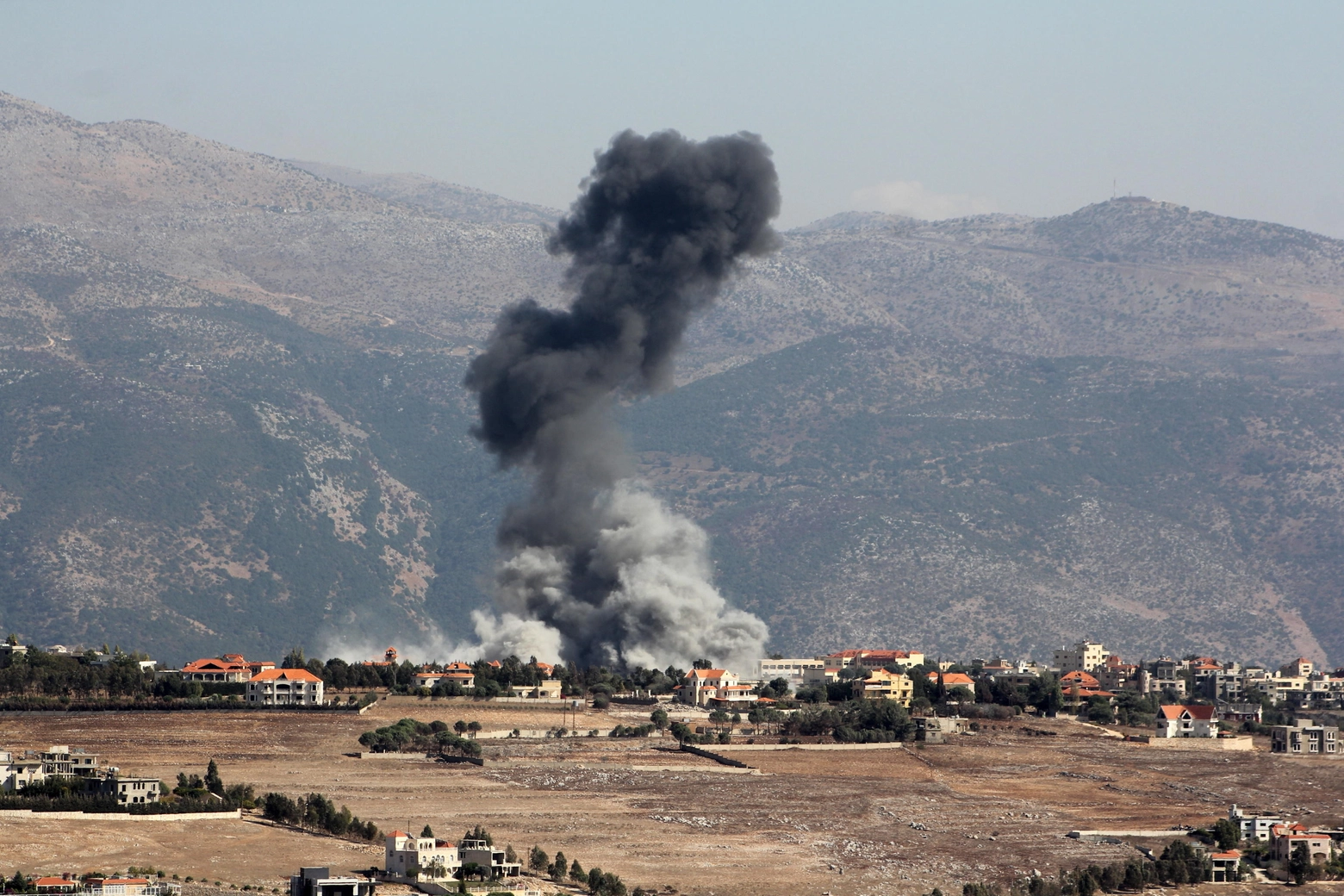 Fumo di alza da Khiam, città vicino al confine tra Libano e Israele