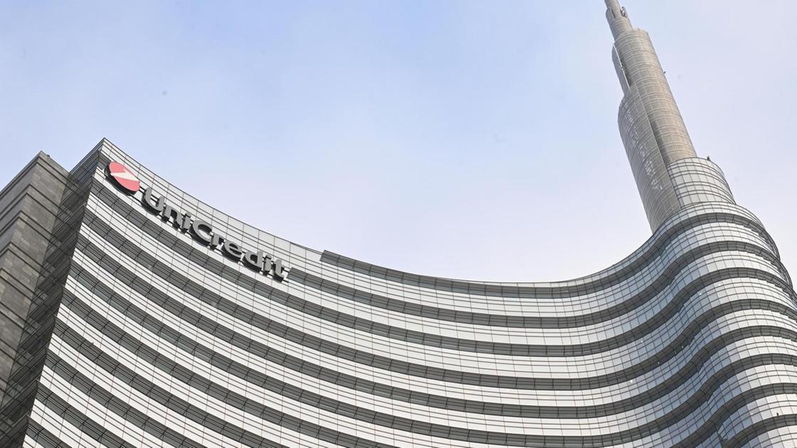 Unicredit supera le stime: utile netto 2024 a 9,7 miliardi, dividendo al 50% dal 2025