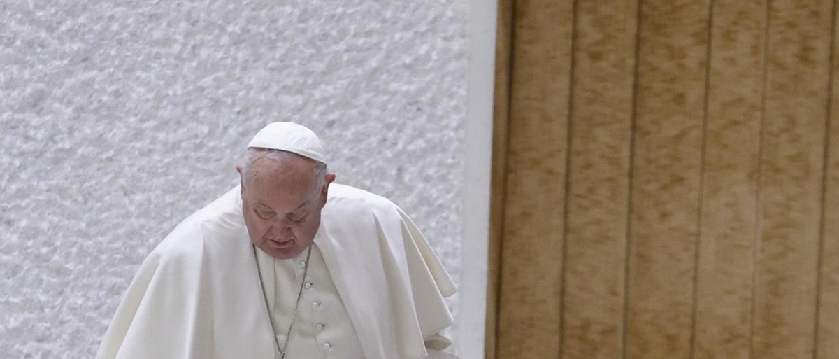 Papa Francesco vacilla brevemente durante l'udienza generale, poi prosegue con sedia a rotelle