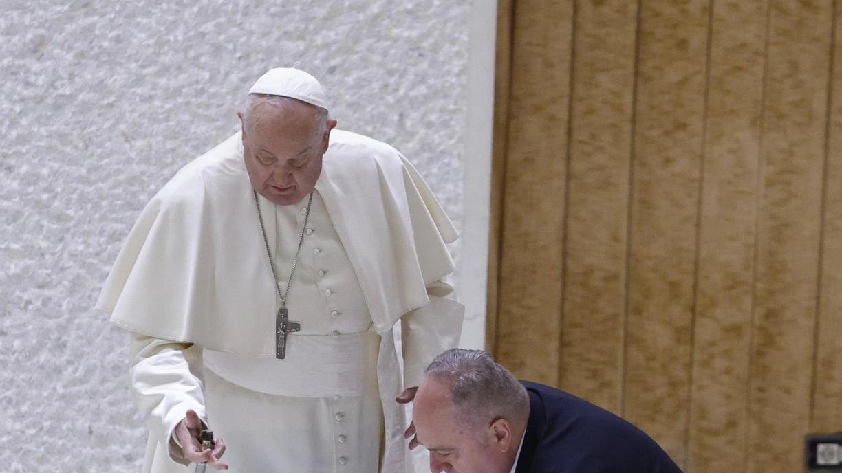 Il Papa ha vacillato brevemente all'inizio dell'udienza generale, proseguendo poi con l'aiuto di una sedia a rotelle.