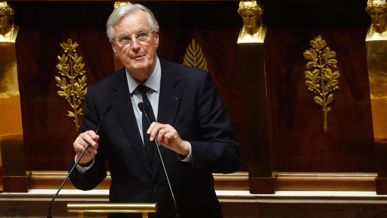 Il primo ministro Michel Barnier, 73 anni, durante il sui discorso all’Assemblea nazionale francese