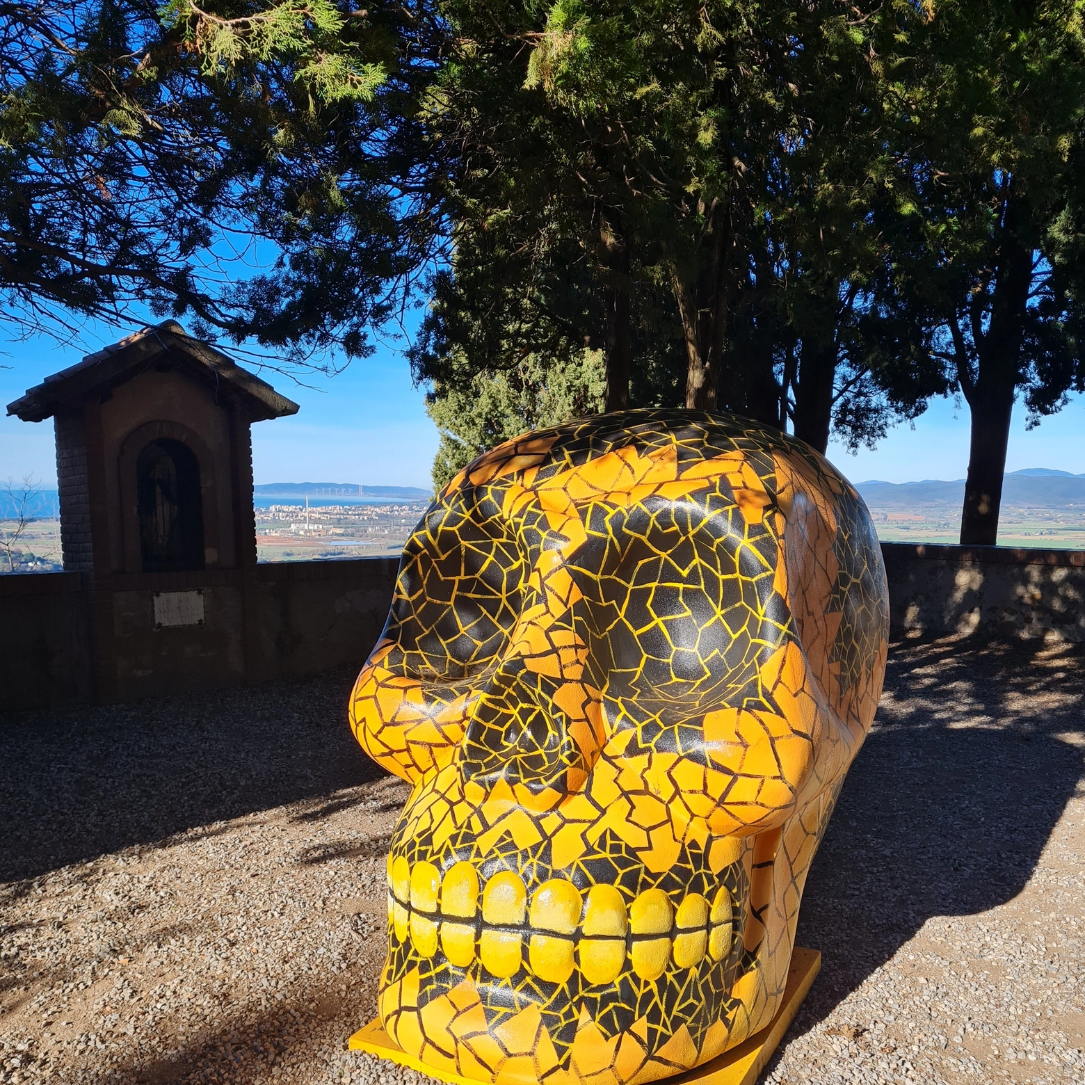 Uno dei teschi collocati in vari punti del paese donati dalla Fondazione Carnevale di Viareggio