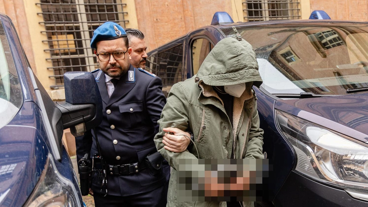 Shabbar Abbas,. padre di Saman, è arrivato in tribunale coperto da un cappuccio