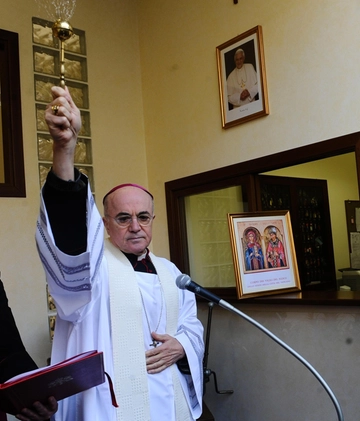 Il Vaticano convoca monsignor Carlo Maria Viganò: è accusato di scisma. Lui: “Mi sento onorato”