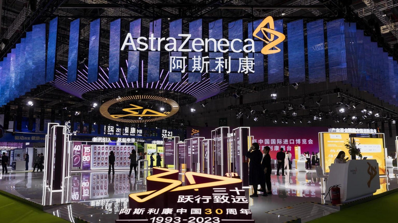 AstraZeneca apre un centro ricerche a Pechino con un investimento di 2,5 miliardi di dollari, creando 1.700 posti di lavoro.