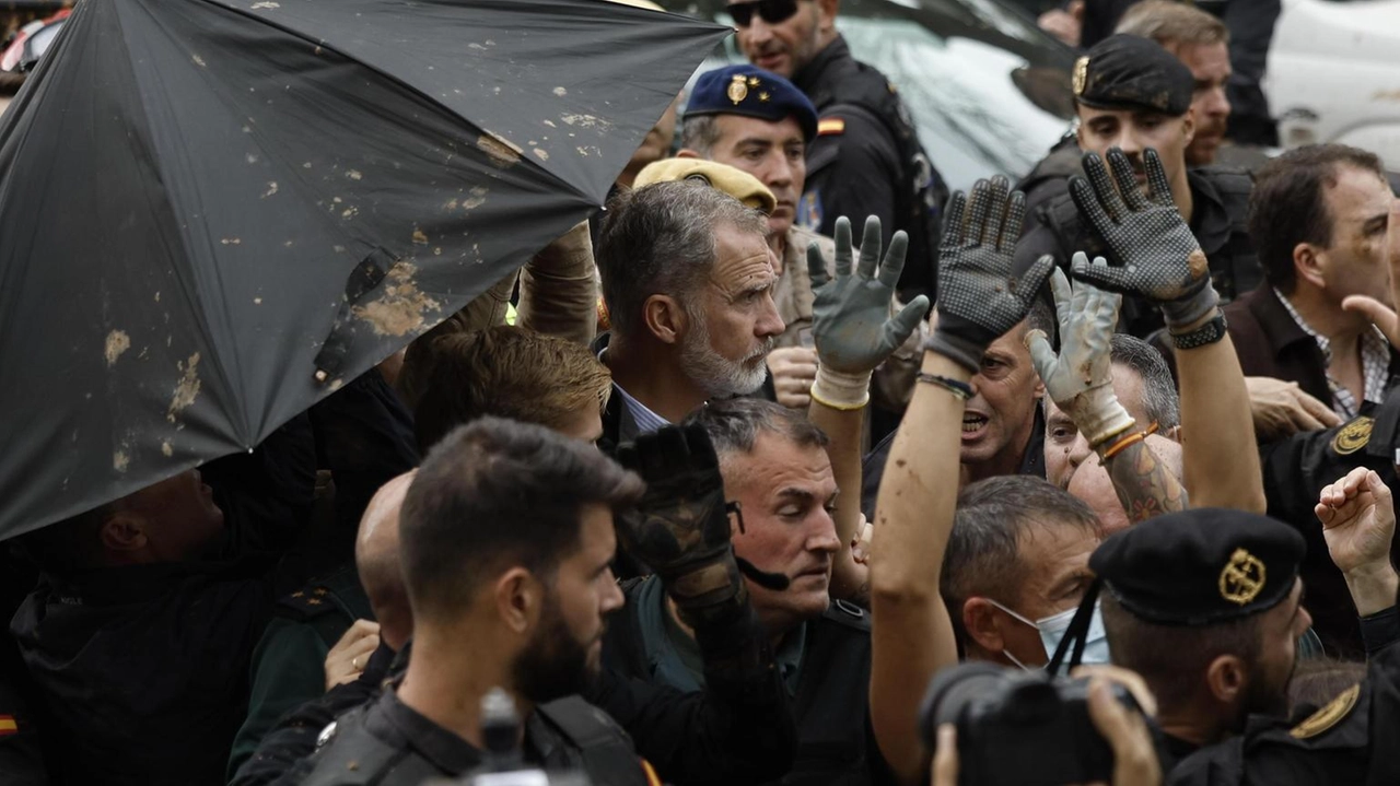 La visita ufficiale di corona e governo scatena la rivolta. L’ultradestra rivendica l’attacco a Sanchez. A Paiporta si cerca ancora di liberare dall’acqua il parcheggio-cimitero. Quasi duemila dispersi .