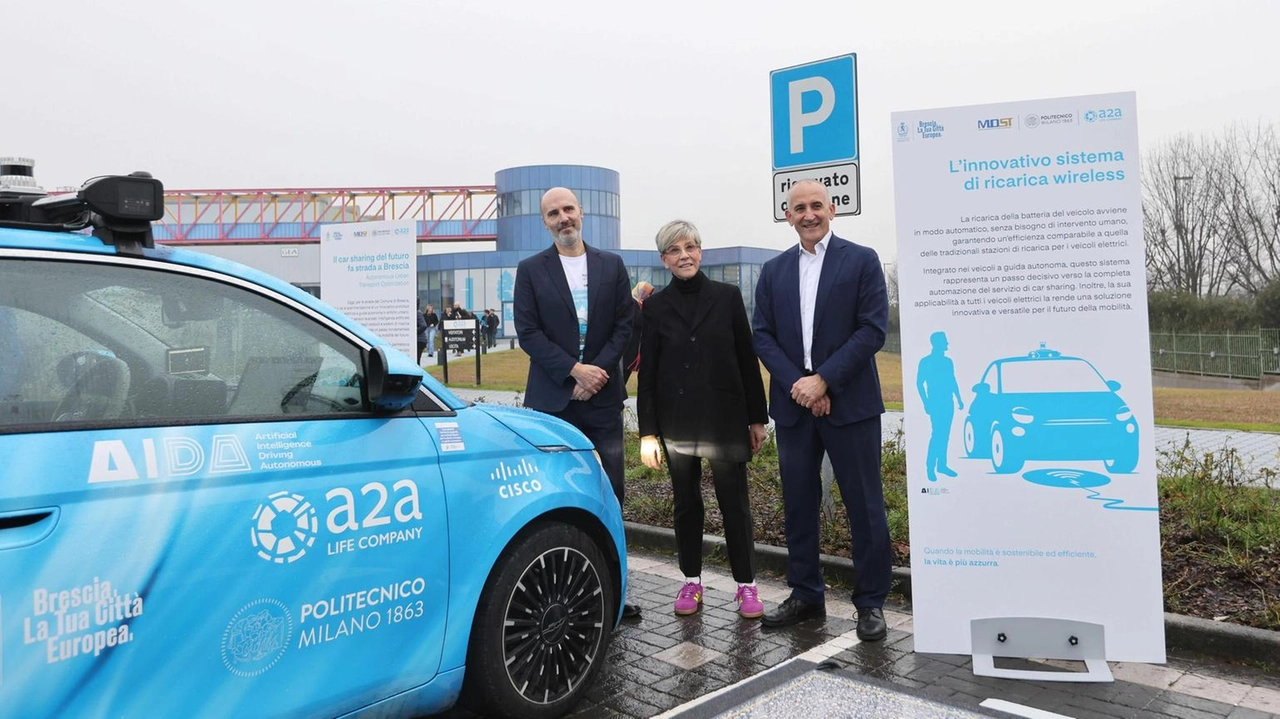 A Brescia, auto in car-sharing autonome cercano clienti via App. Progetto di A2a e Politecnico di Milano per mobilità sostenibile.