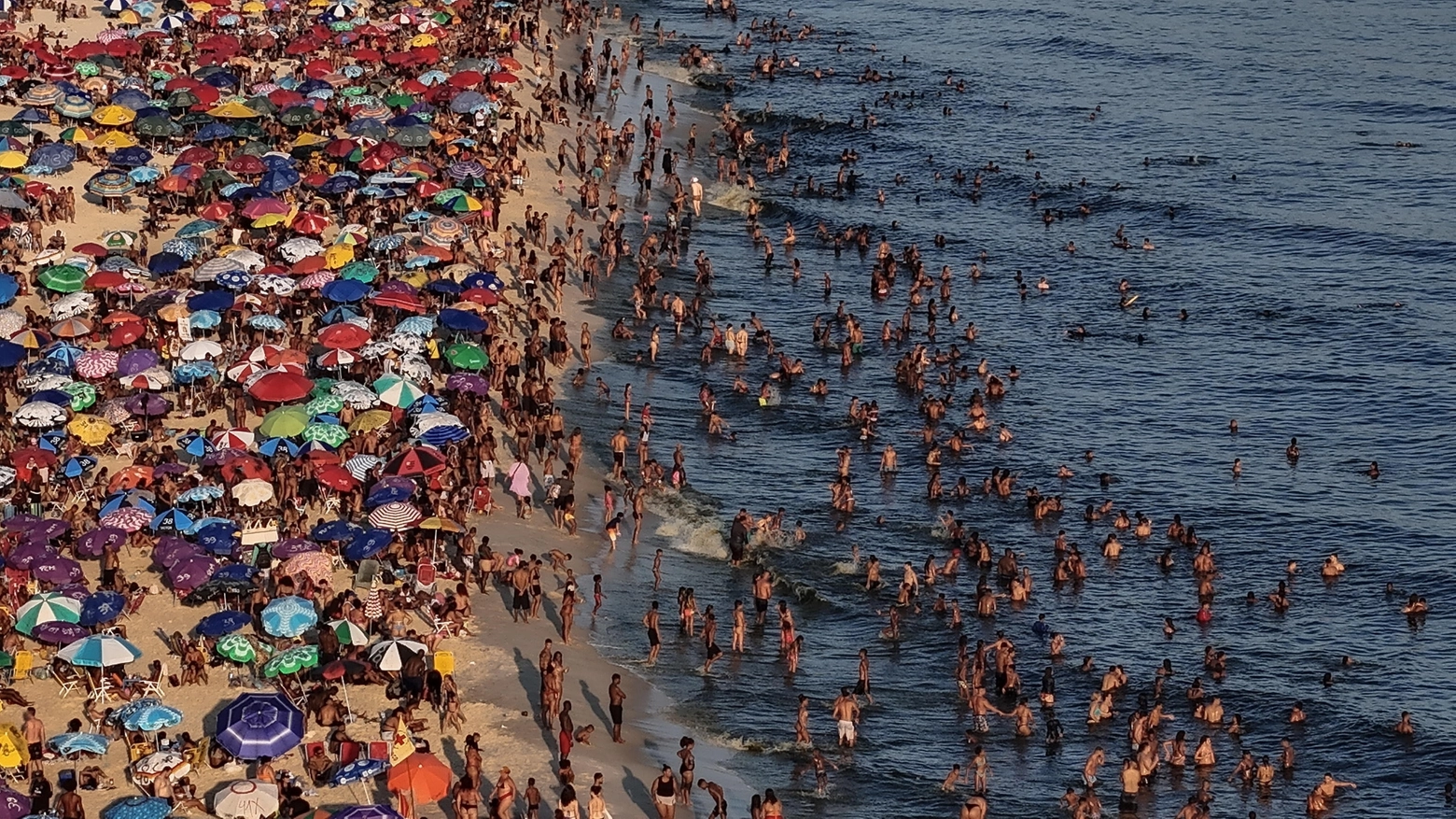 Tutti al mare a Rio de Janeiro per il caldo soffocante