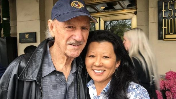 Gene Hackman, 95 anni, e la moglie 63enne Betsy Arakawa