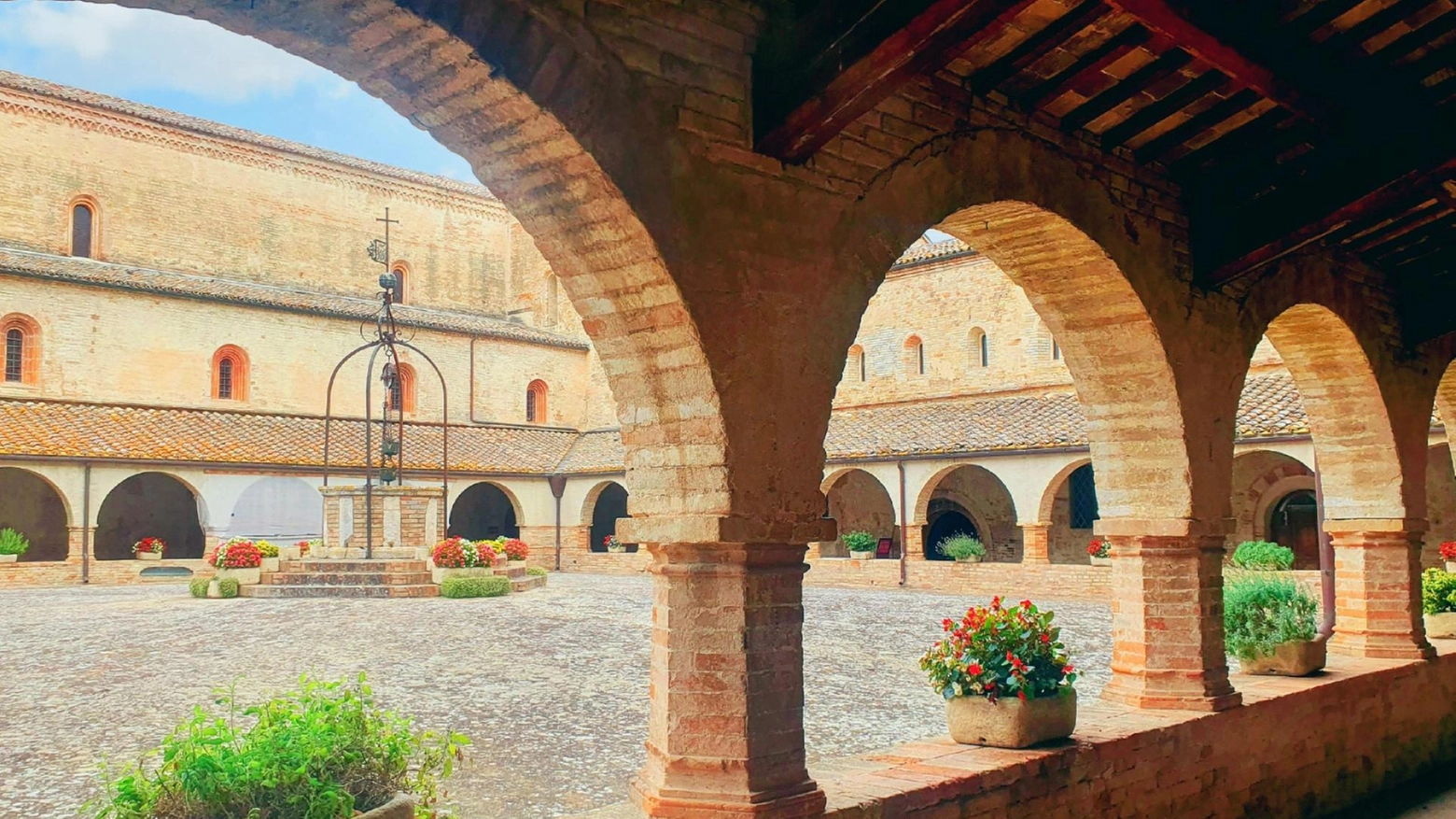 L'Abbazia di Fiastra e il parco archeologico di Urbs Salvia, tesori delle Marche, in fase di restauro post-terremoto ma già visitabili. Urbisaglia svela la sua rocca cinquecentesca. Per info: www.abbadiafiastra.net, www.urbisaglia.com.