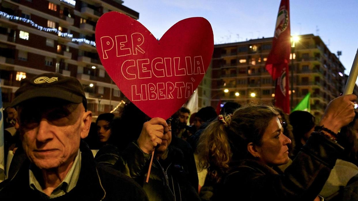 Manifestazione per la liberazione di Cecilia Sala. Secondo Parsi «non ci sono alternative alla scarcerazione dell’iraniano Abedini»