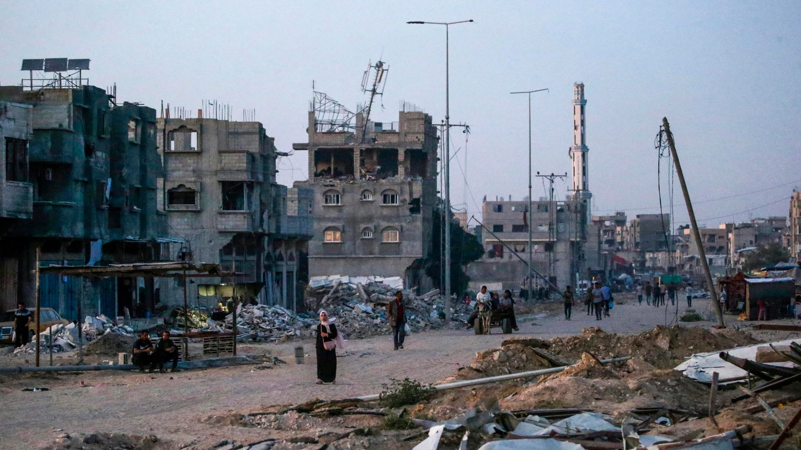 Palazzi distrutti nella città di Khan Younis nella Striscia di Gaza (Ansa)