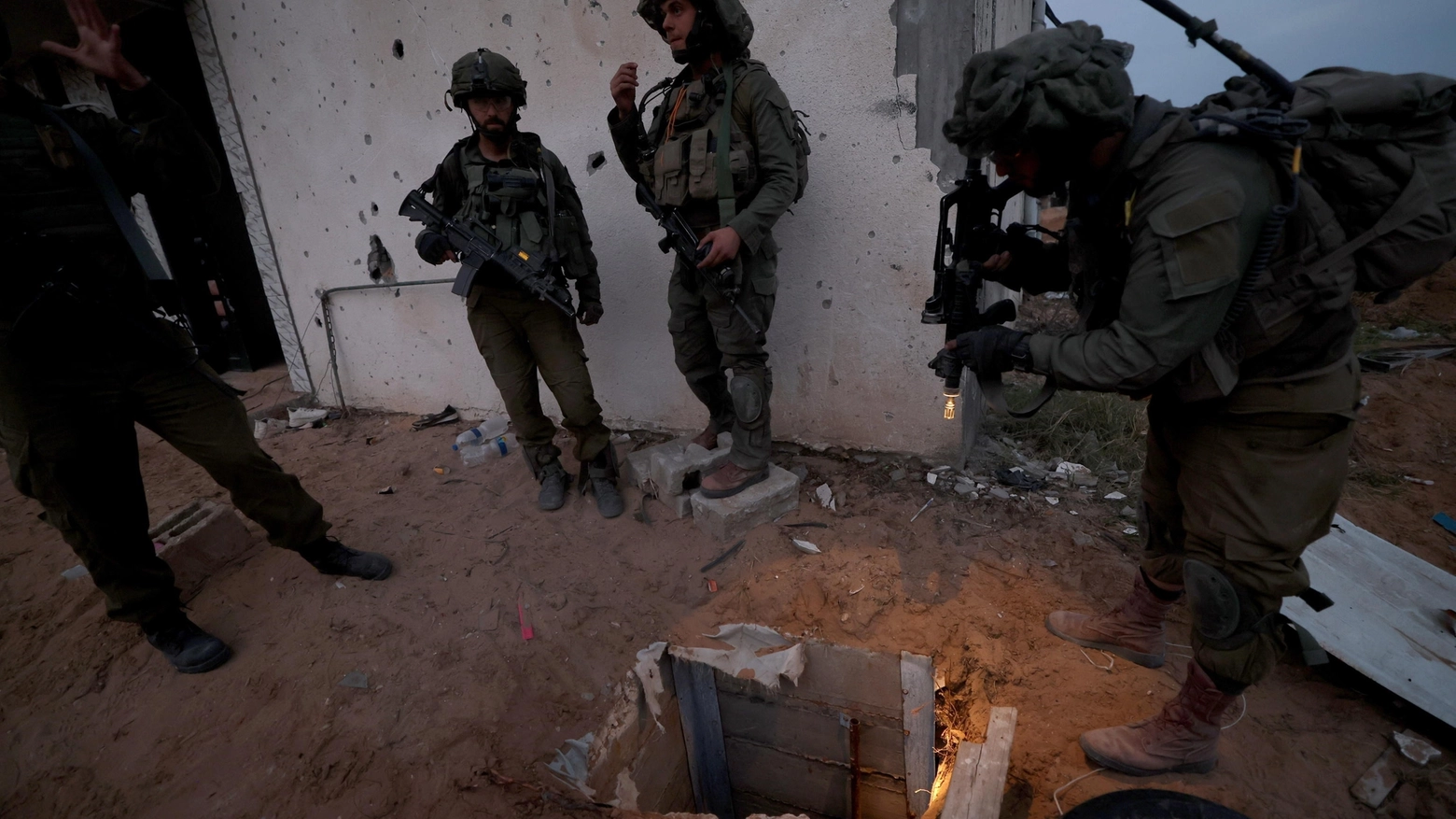 Soldati israeliani vicino all'ingresso di un tunnel nella città di Gaza (Ansa)