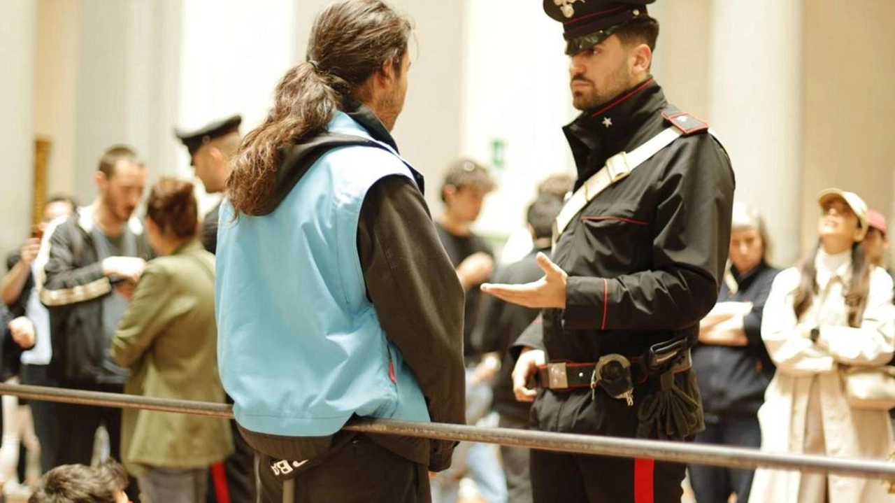 Blitz di Ultima Generazione a Firenze. Gli attivisti si incatenano sotto al David