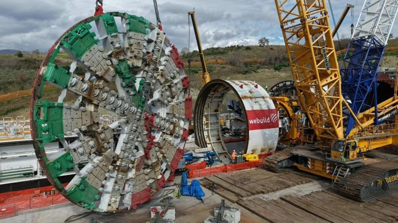 La Tbm di Webuild inizierà lo scavo il 21 febbraio per la Galleria Saginara, parte del progetto ferroviario Salerno-Reggio Calabria.