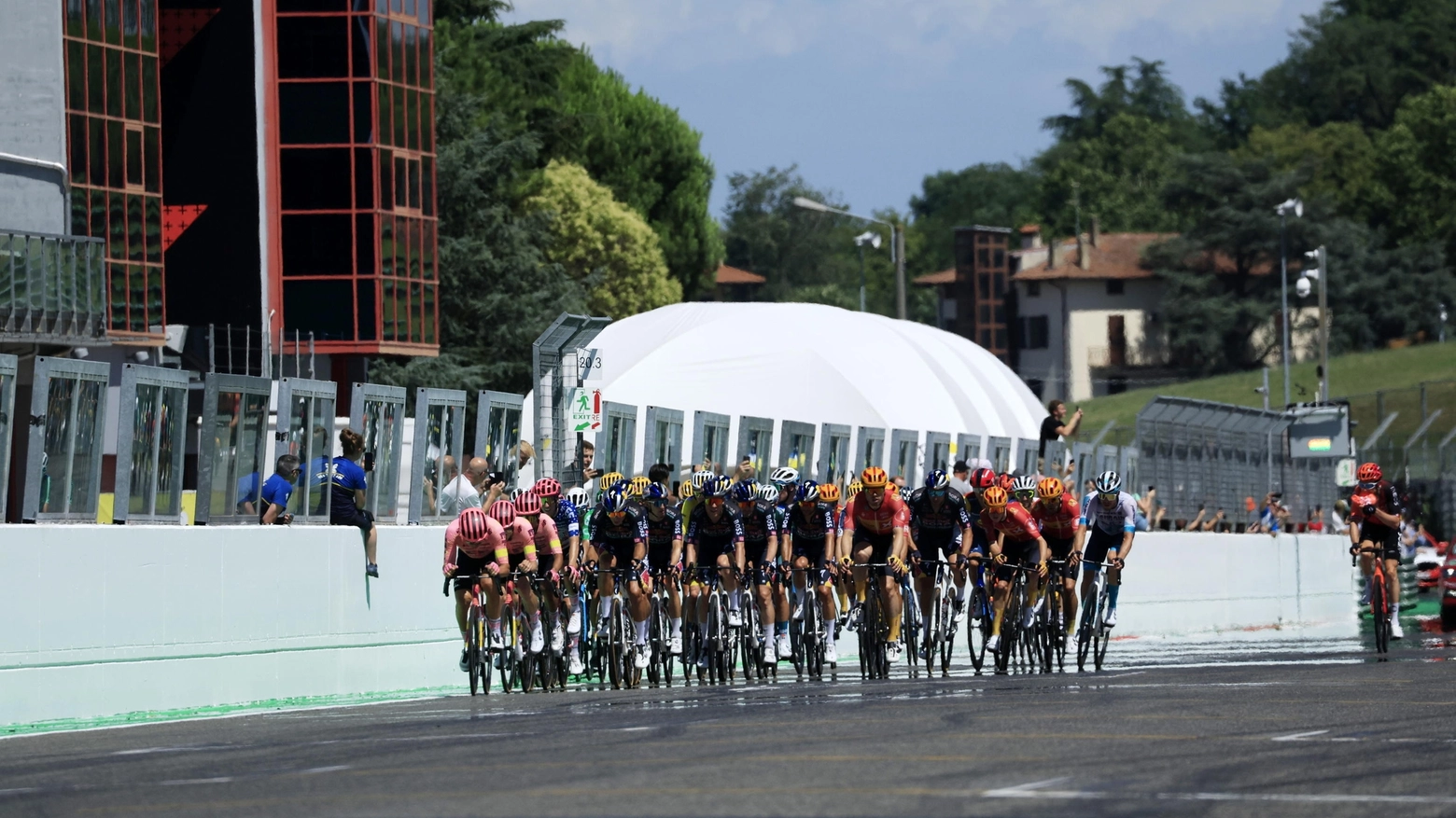 Il Tour de France passa nel circuito dell'autodromo di Imola (foto Epa)