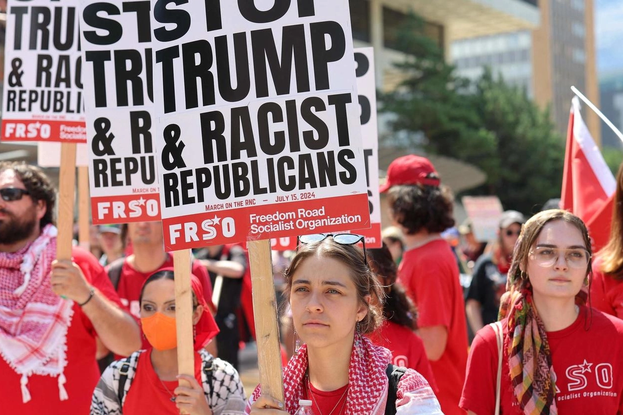 Una manifestazione degli anti-Trump a Milwaukee, dove si svolge la convention repubblicana