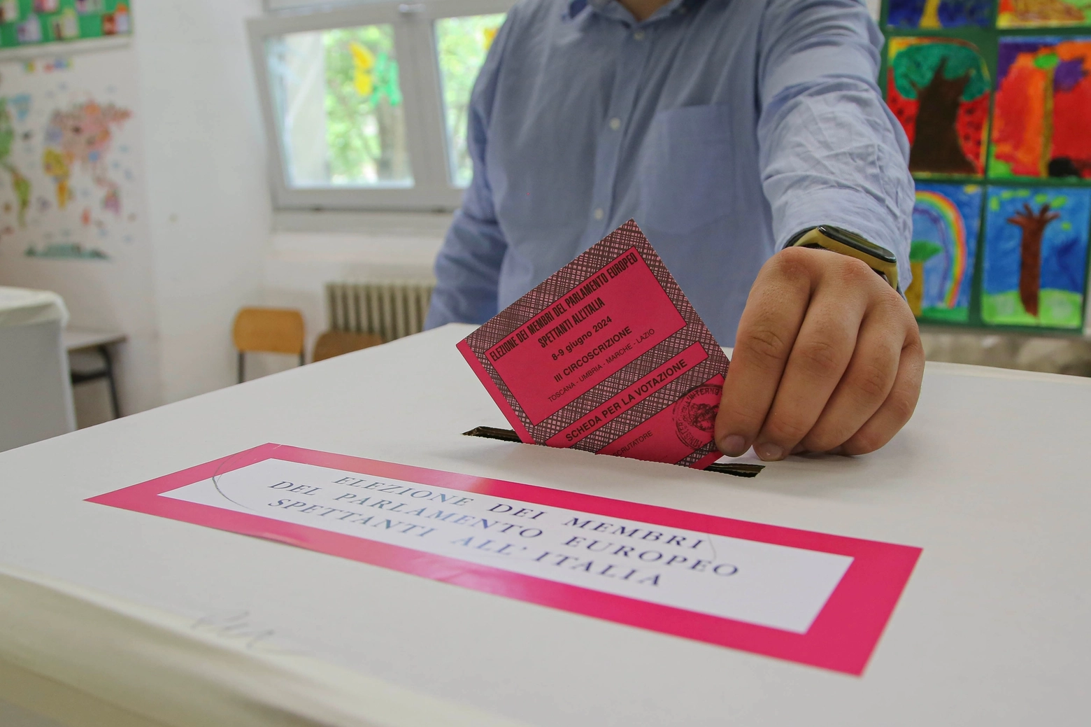 Una sezione elettorale a Perugia. L'affluenza resta il tallone d'achille anche in Umbria. Hanno votato sei cittadini aventi diritto su dieci (Foto Crocchioni)