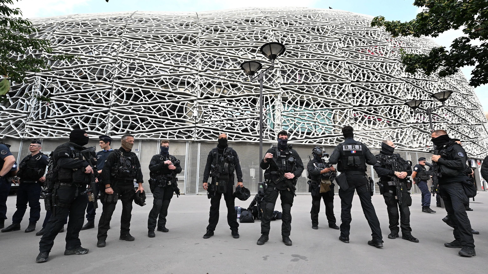 Gli 88 atleti israeliani ai Giochi di Parigi sono protetti 24 ore su 24 dai servizi di sicurezza francesi e sono sorvegliati anche da funzionari dello Shin Bet, in seguito a una serie di minacce alla delegazione e ai lavori.