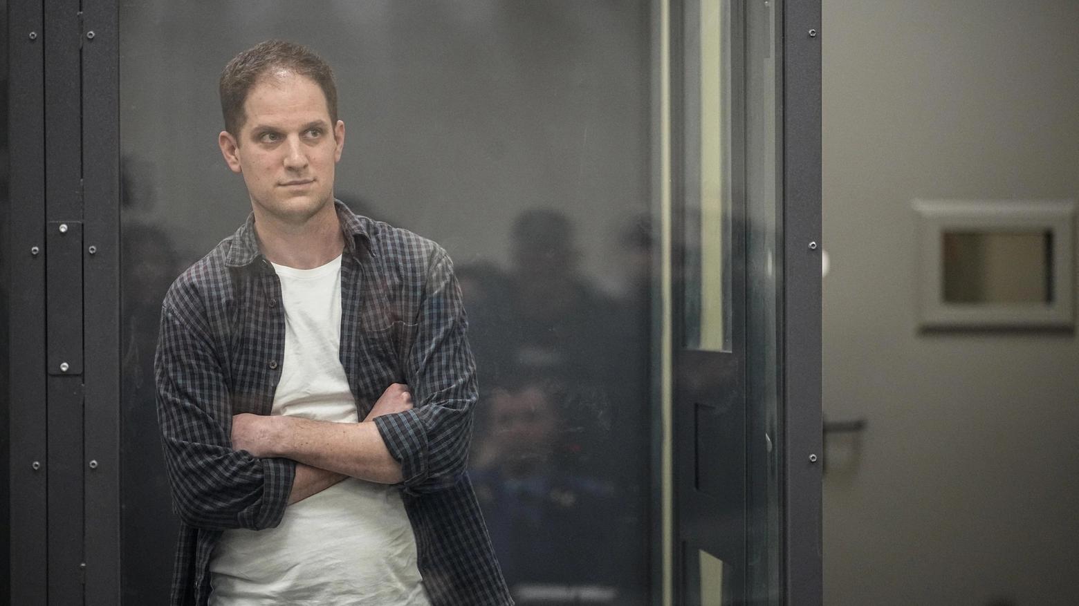 Evan Gershkovich in una cella con le pareti di vetro durante l'udienza del 23 aprile 2024 in Russia
