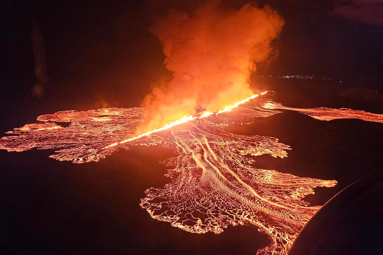 Fumo e lava rosso-arancione del vulcano vicino a Grindavik nella penisola di Reykjanes. (ANSA)