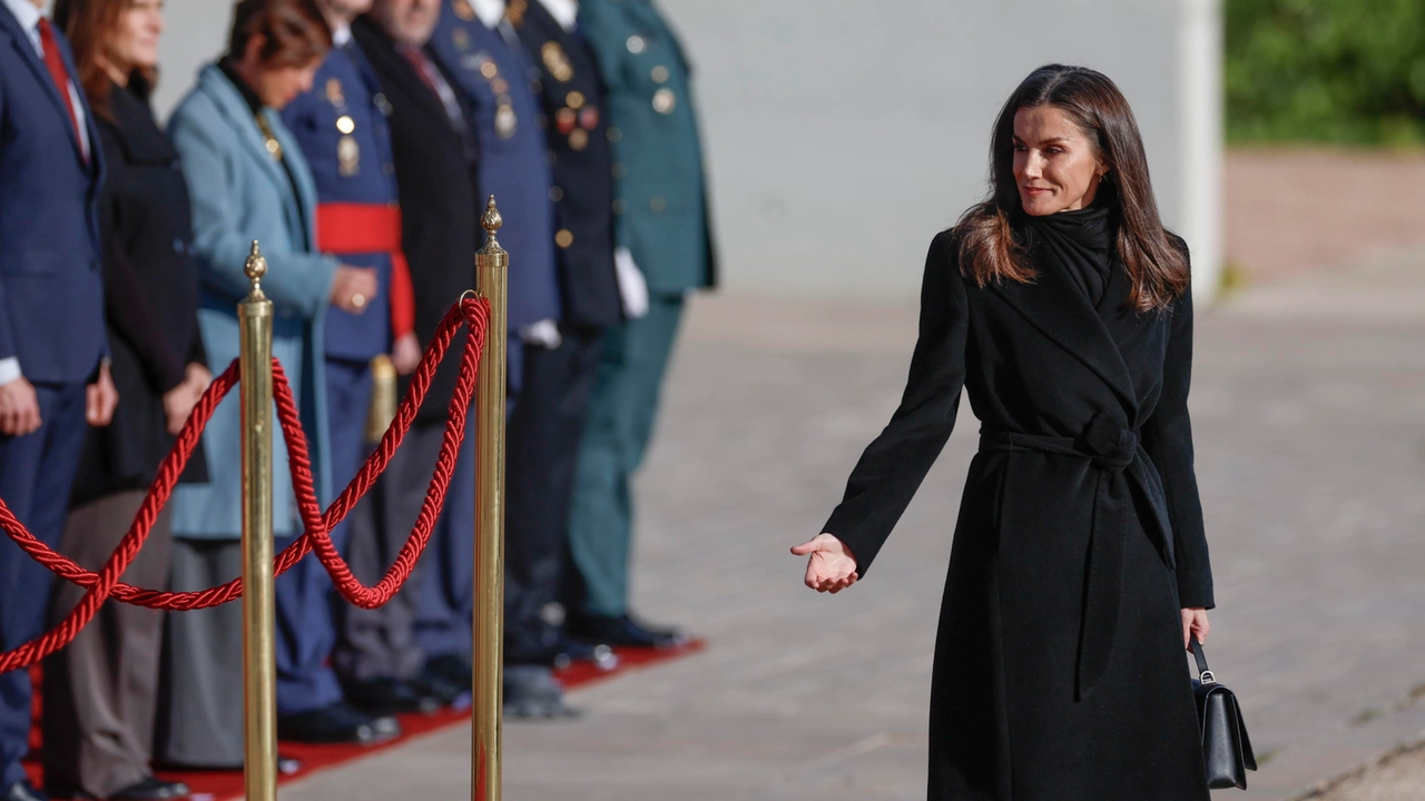 La regina di Spagna Letizia si prepara a salire sul volo privato per l'Italia. (EPA/MARISCAL)