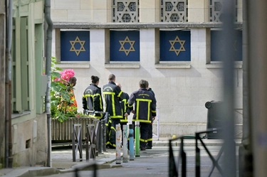 Rouen, lancia una molotov contro la sinagoga poi si avventa con un coltello sulla polizia: ucciso