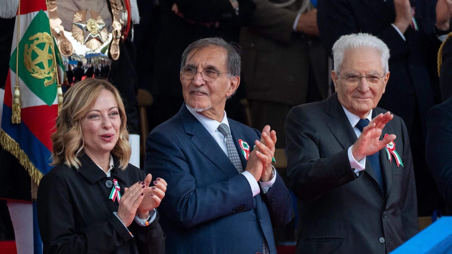 Il presidente Mattarella alla parata del 2 giugno insieme a Meloni e La Russa