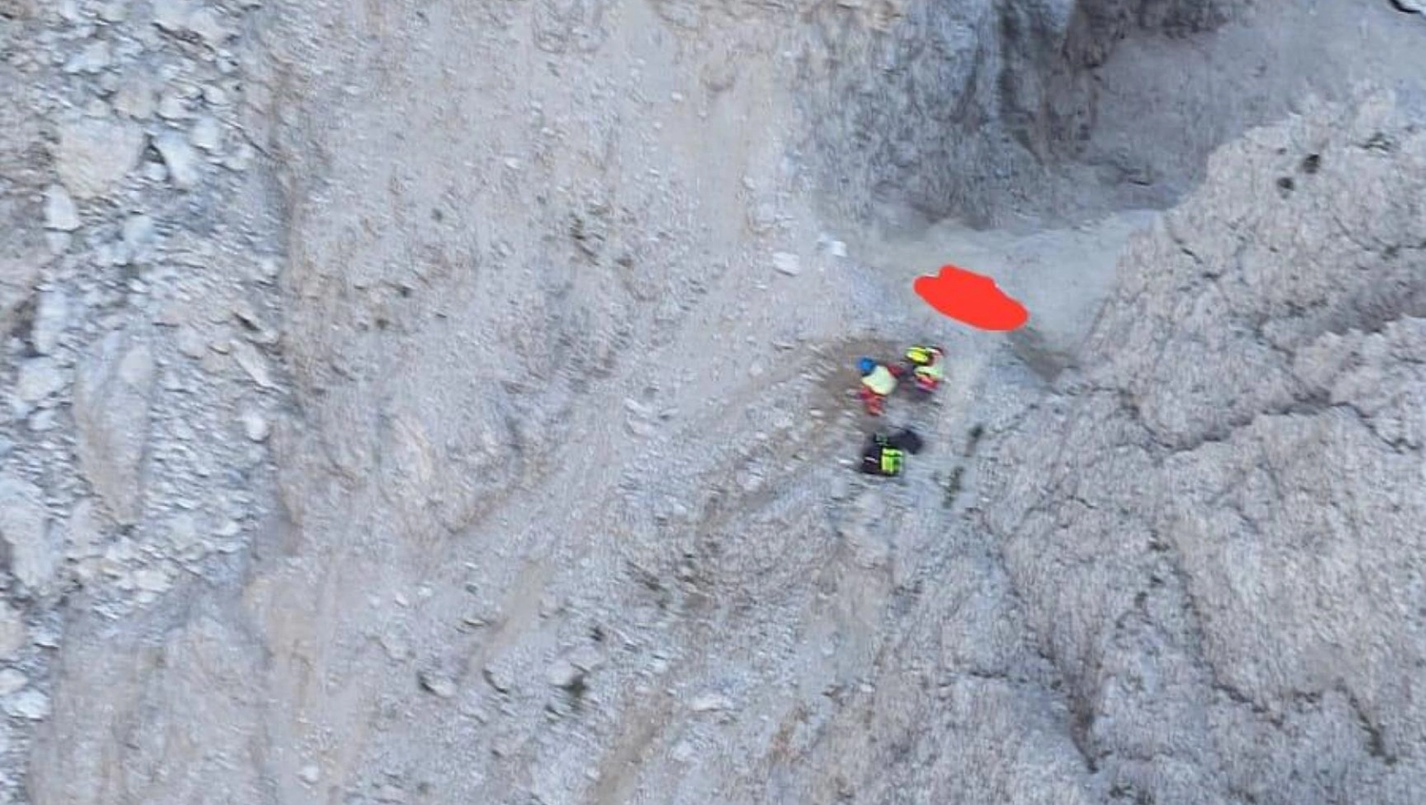 Il personale di soccorso al lavoro per recuperare il corpo del base jumper morto in Val Badia (Ansa)