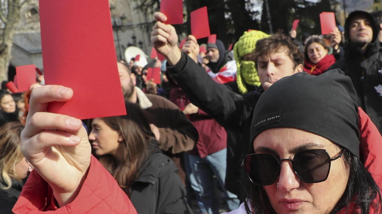 Forte tensione, grandi manifestazioni di protesta, qualche leggera carica e diversi arresti a Tiblisi nel giorno dell’insediamento del nuovo presidente,...