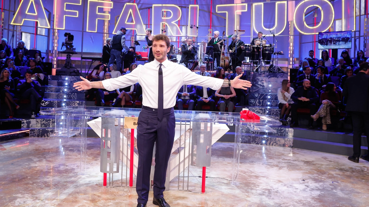 Stefano De Martino durante la trasmissione televisiva Affari Tuoi - Speciale Lotteria Italia