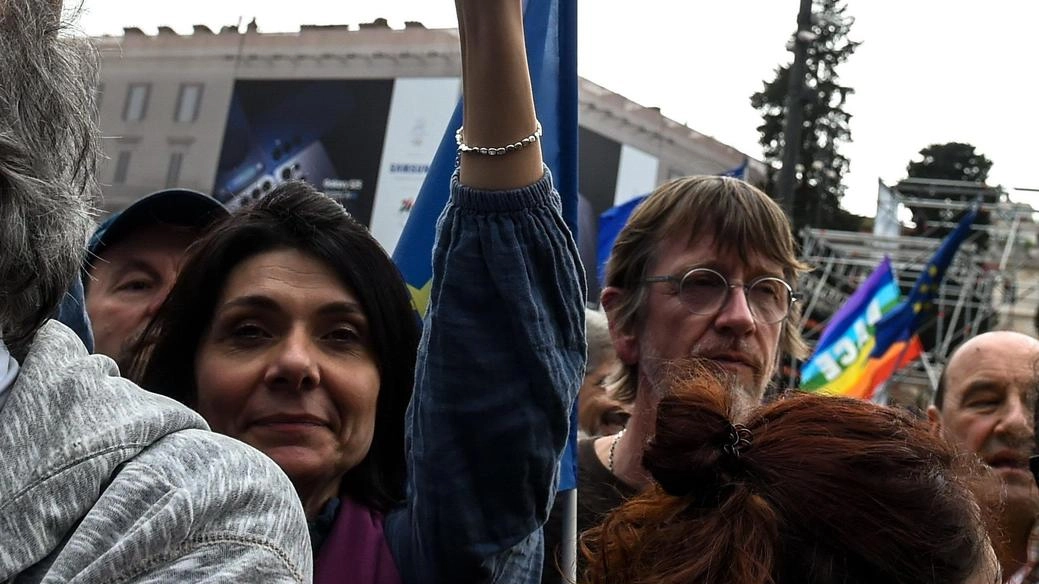 La premier: "Reazione scomposta". Nuova protesta dell’opposizione in Senato. E intanto la maggioranza annuncia un esposto sulle manifestazione pro Ue.