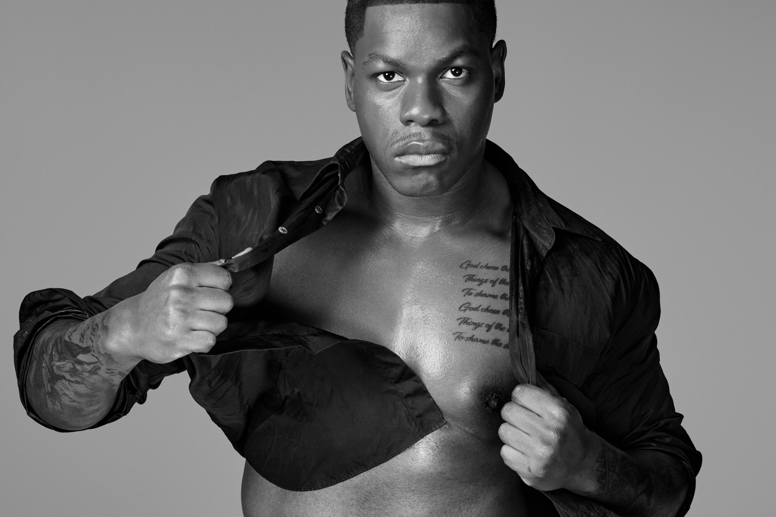 John Boyega nello scatto del Calendario Pirelli 2025