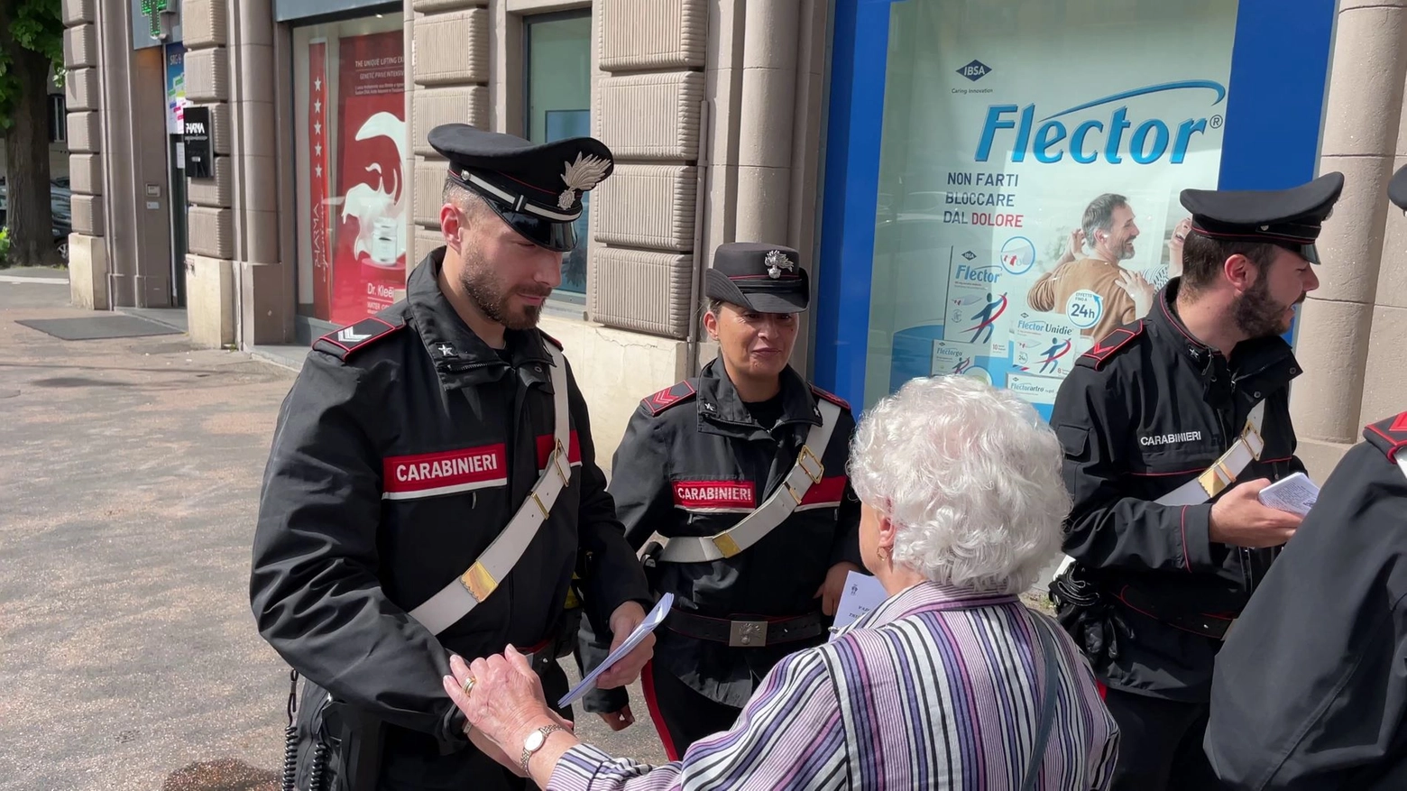 Carabinieri aiutano una donna anziana appena truffata