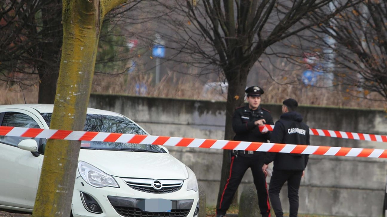 I rilievi dei carabinieri davanti al supermercato di Giussano, in Brianza, dopo l’agguato