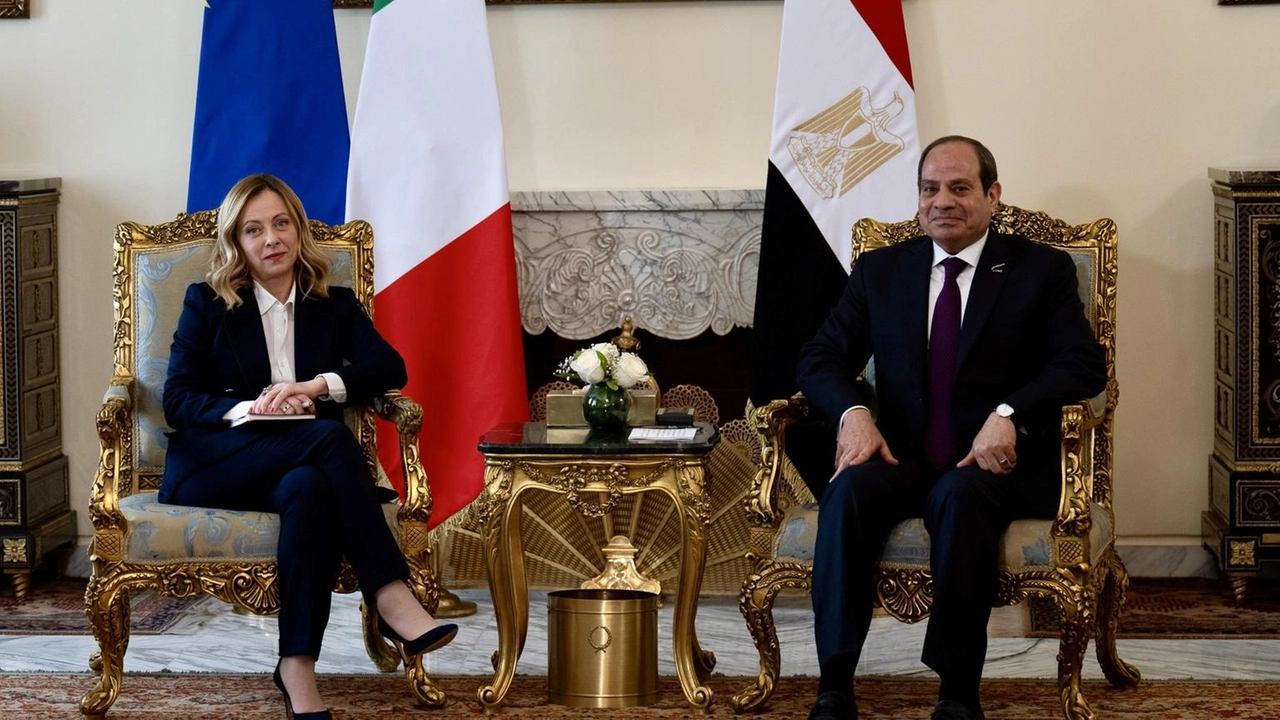 Meloni e Al Sisi discutono della stabilizzazione di Gaza e della cooperazione Italia-Egitto su istruzione e migrazione.