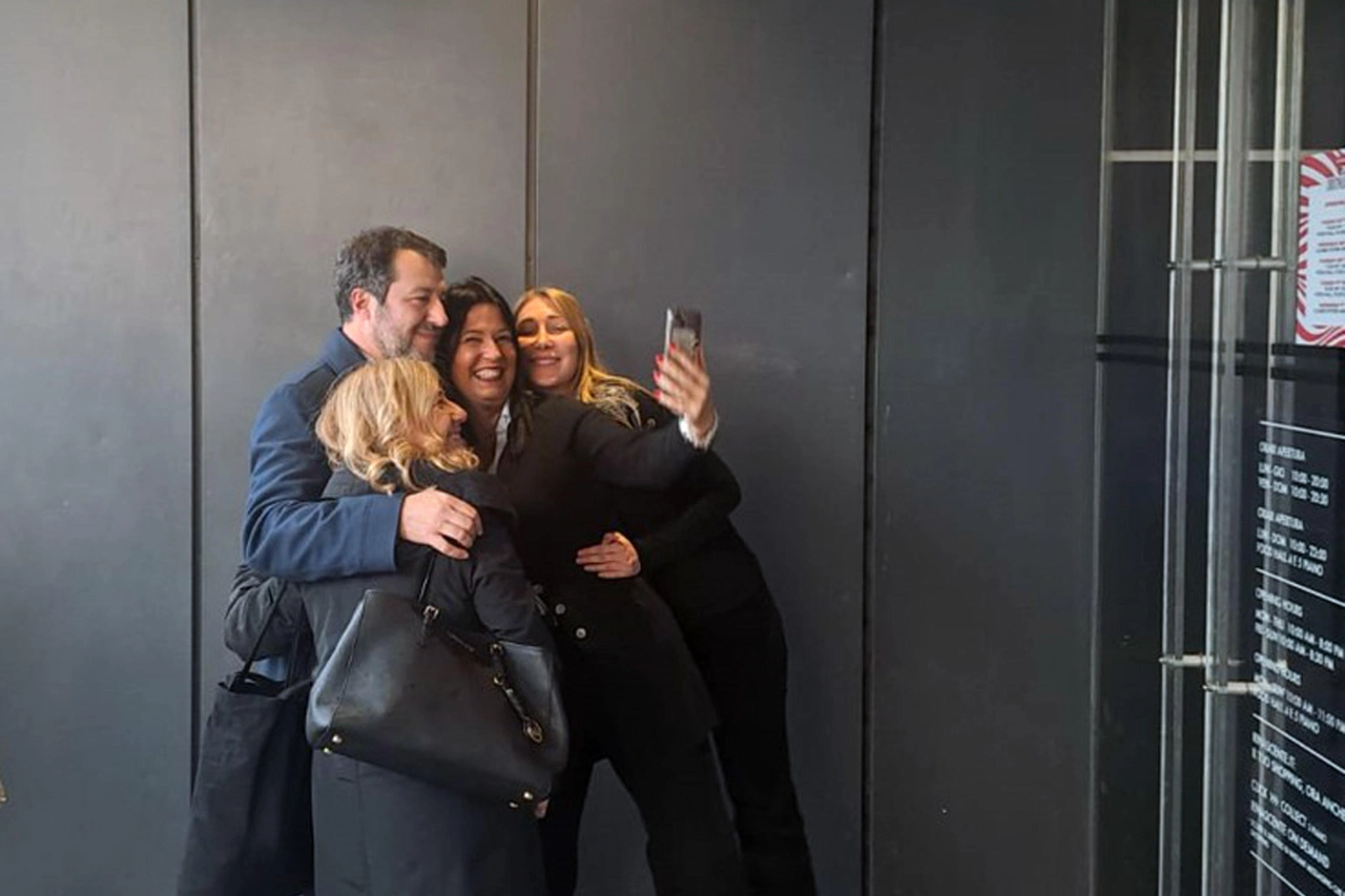 Selfie di Matteo Salvini con le commesse della Rinascente a Palermo (Ansa)