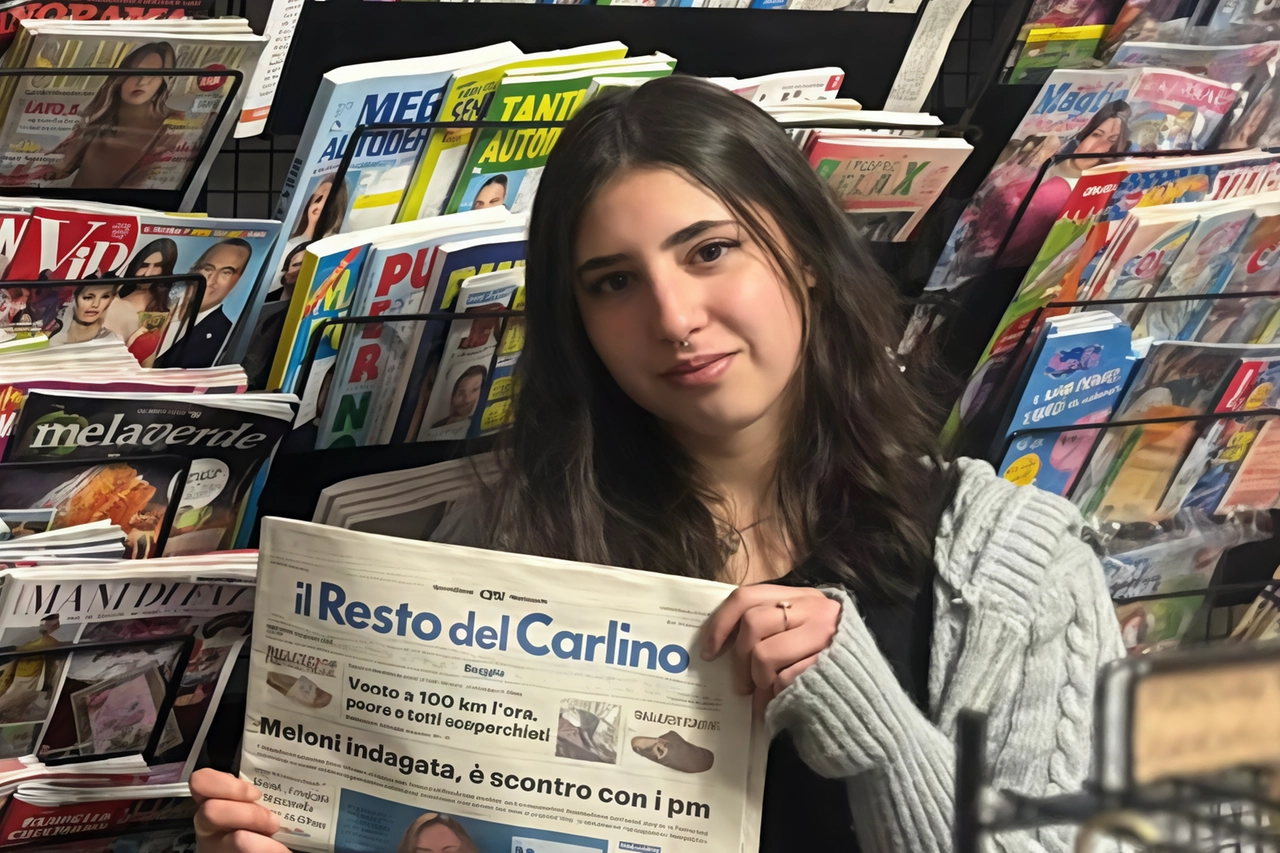 La giovane Giulia Piras, 19 anni, nella sua edicola di Farneta, nel modenese