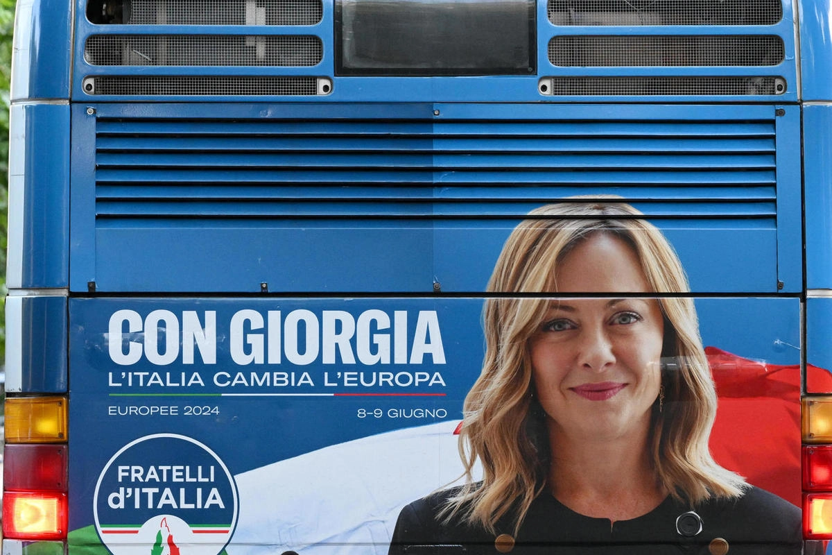 Uno degli spot elettorali sugli autobus che ritraggono Giorgia Meloni, 47 anni, leader di Fratelli d’Italia