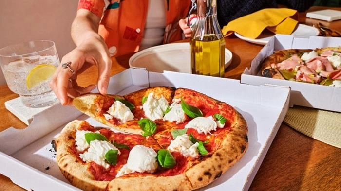 La pizza napoletana, riconosciuta dall'Unesco, genera un fatturato di 15 miliardi. Cresce il settore delle consegne a domicilio.