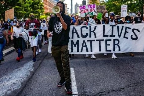 Una manifestazione contro le violenze della polizia Usa